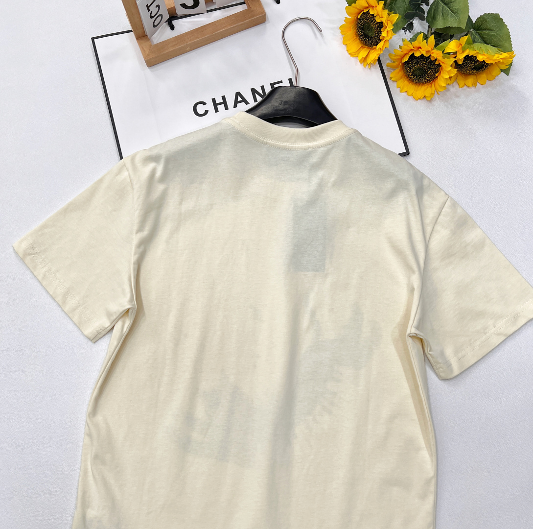 🆕 GUCCI 卡通音符🎵小猫印花短袖T恤选用客供定制针织100%纯棉面打造,面料手感细腻，厚实有质感的