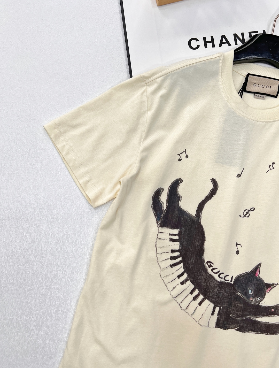 🆕 GUCCI 卡通音符🎵小猫印花短袖T恤选用客供定制针织100%纯棉面打造,面料手感细腻，厚实有质感的