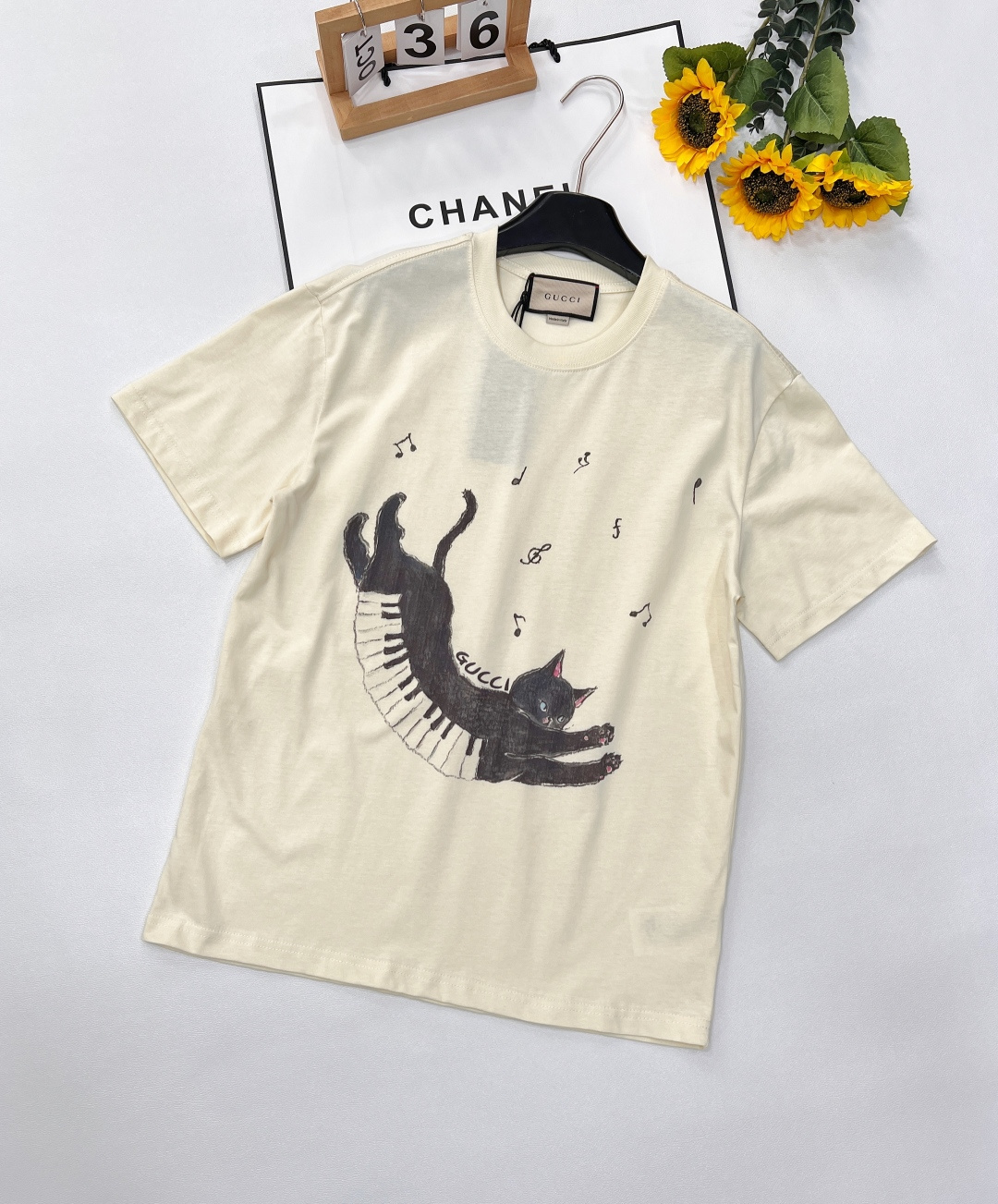🆕 GUCCI 卡通音符🎵小猫印花短袖T恤选用客供定制针织100%纯棉面打造,面料手感细腻，厚实有质感的