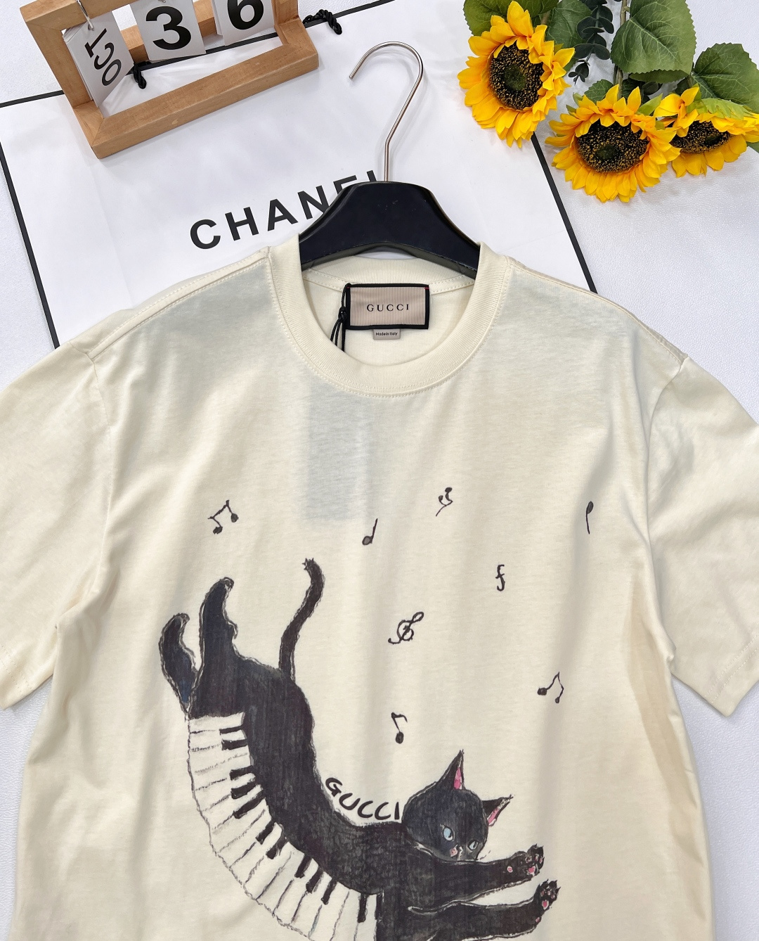 🆕 GUCCI 卡通音符🎵小猫印花短袖T恤选用客供定制针织100%纯棉面打造,面料手感细腻，厚实有质感的