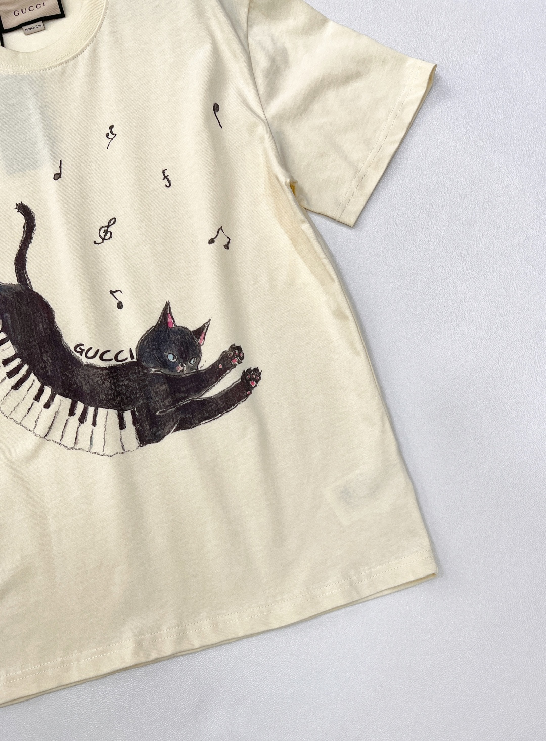 🆕 GUCCI 卡通音符🎵小猫印花短袖T恤选用客供定制针织100%纯棉面打造,面料手感细腻，厚实有质感的