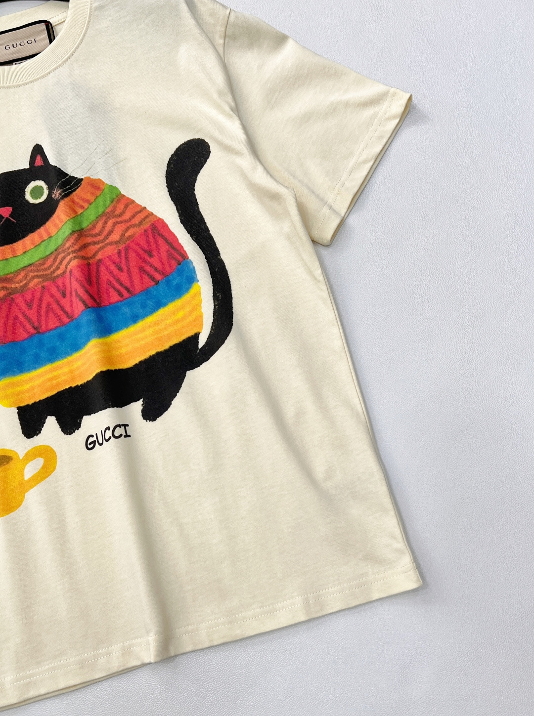 🆕 GUCCI 卡通大胖猫印花短袖T恤选用客供定制针织100%纯棉面打造,面料手感细腻，厚实有质感的纯棉