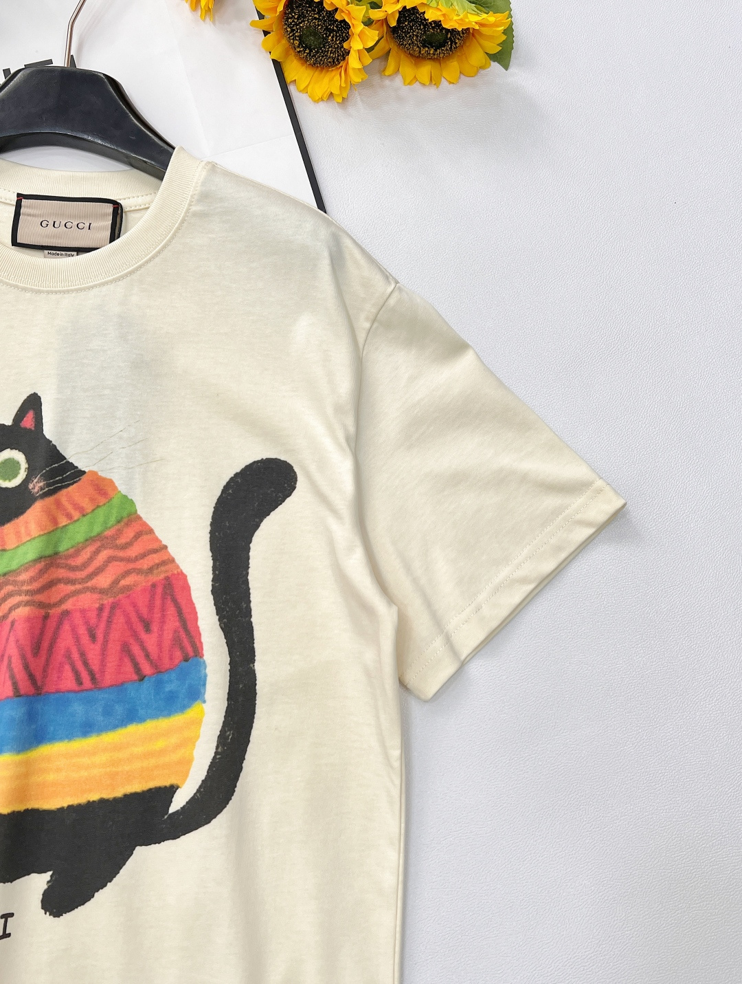 🆕 GUCCI 卡通大胖猫印花短袖T恤选用客供定制针织100%纯棉面打造,面料手感细腻，厚实有质感的纯棉