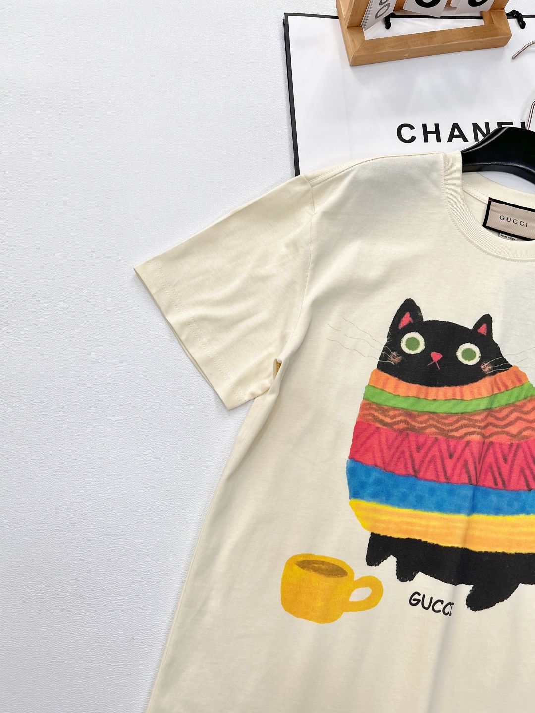 🆕 GUCCI 卡通大胖猫印花短袖T恤选用客供定制针织100%纯棉面打造,面料手感细腻，厚实有质感的纯棉