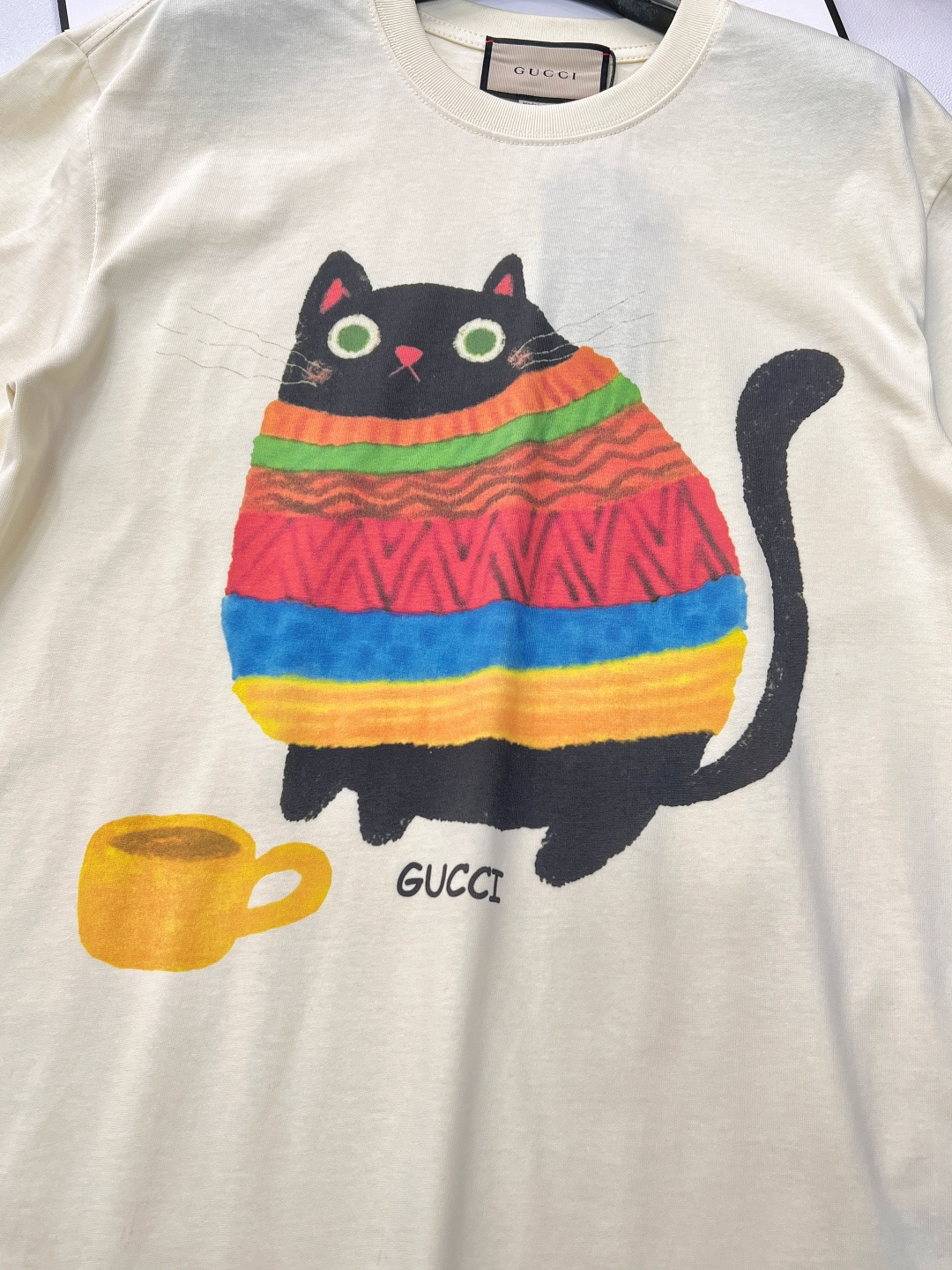 🆕 GUCCI 卡通大胖猫印花短袖T恤选用客供定制针织100%纯棉面打造,面料手感细腻，厚实有质感的纯棉