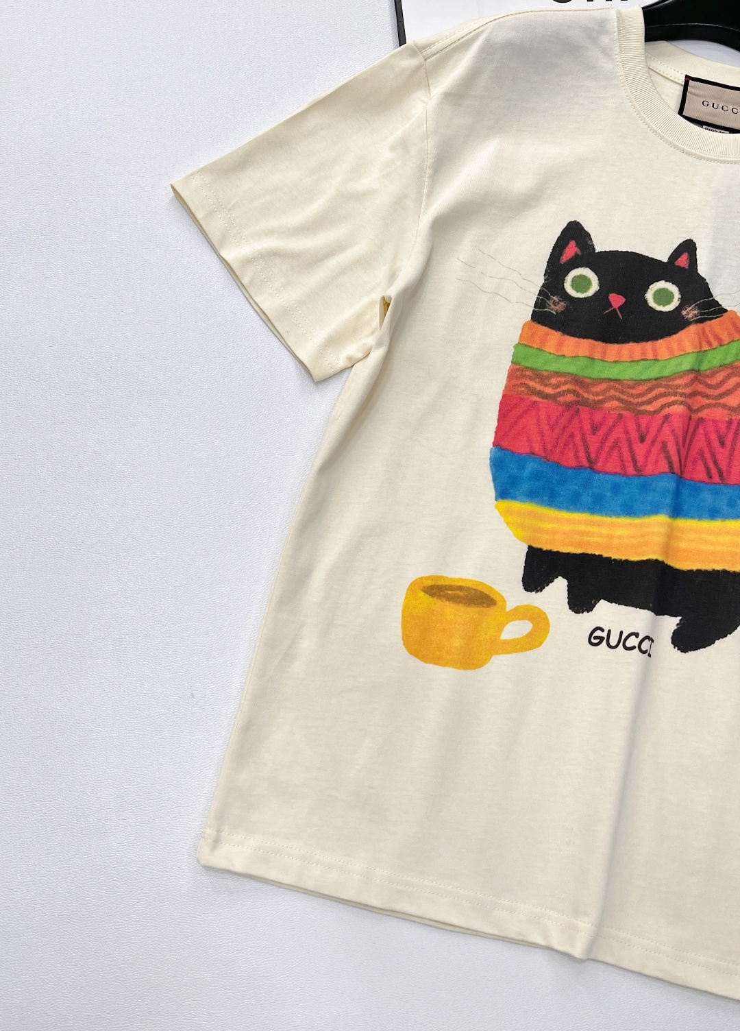 🆕 GUCCI 卡通大胖猫印花短袖T恤选用客供定制针织100%纯棉面打造,面料手感细腻，厚实有质感的纯棉