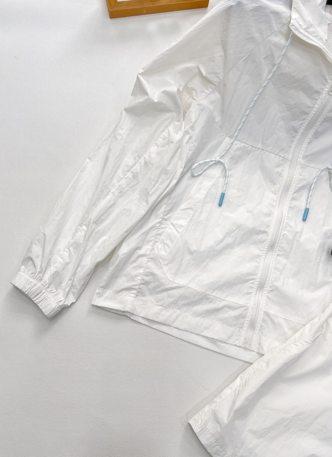 🆕 CHANEL logo章仔拼接小香风休闲运动防晒套装衣身上做有拼接设计加上logo章仔贴片，增加造型