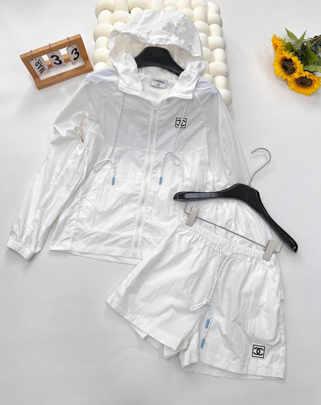 NO:607084,CHANEL logo patch stitching small fragrance casual sports sun protection suit. The body is made of splicing design and logo patch patch, which increases the sense of style ~ Full sense of design. Iconic CHANEL logo patch. Integrate haute couture fragrance style into casual sports design. Collision of splicing aesthetics, low-key interpretation of high-end sense. The shorts are high-waisted and elastic, modify the waist, and can adapt to the waist size. The zippered sun protection jacket is made into a loose version, covering the flesh and making you slim~  Such a set saves you a lot of matching worries when going out, it is relaxed and has a sense of style!  The material is light and thin, keeping the upper body comfortable. The spliced ​​design has rich layers, is simple and elegant, and looks good when worn. If you don’t want to dress up too much when you go out every day, a simple jacket + shorts + sunglasses will be fine!  A young girl with a sporty style, size sml code,,chanel,shorts,jackets & coats,alexander wang19860909CHANEL logo章仔拼接小香风休闲运动防晒套装 衣身上做有拼接设计加上logo章仔贴片,增加造型感～设计感十足 标志性CHANEL logo章仔.将高定小香风融入休闲运动设计.  拼接美学碰撞,低调诠释高级感.  短裤高腰松紧,修饰腰身,自适应腰围大小 拉链防晒外套是做了宽松的一个版型,遮肉显瘦～ 这样一套出门省去不少搭配烦恼,轻松又有腔调感！材质轻薄,保持着上身的舒适感 拼接设计,层次感丰富,简洁大气,穿起来就很好看 日常出门不想过多装扮,简单的外套＋短裤＋墨镜就ok了！运动风十足的青春少女呀 尺码sml 编码,,chanel,shorts,jackets & coats,alexander wang,Women's clothing