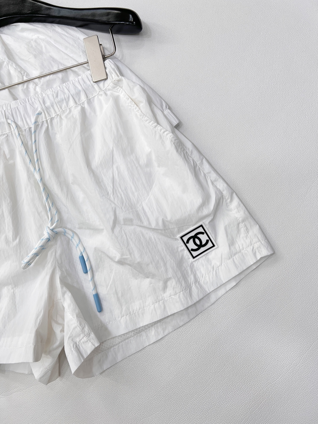 🆕 CHANEL logo章仔拼接小香风休闲运动防晒套装衣身上做有拼接设计加上logo章仔贴片，增加造型