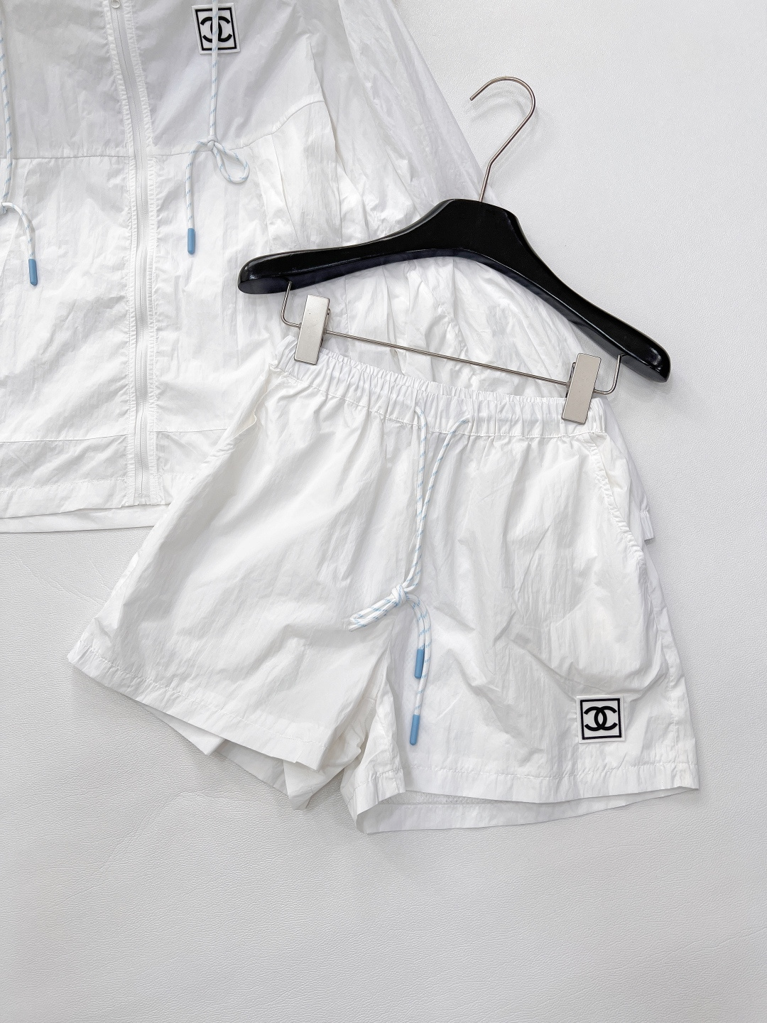 🆕 CHANEL logo章仔拼接小香风休闲运动防晒套装衣身上做有拼接设计加上logo章仔贴片，增加造型