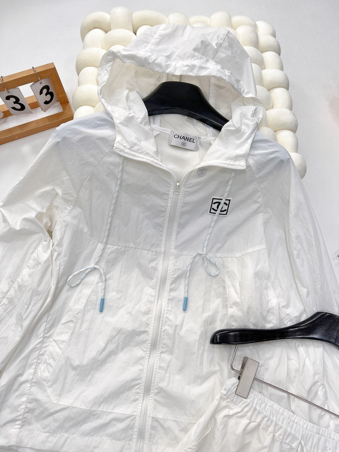 🆕 CHANEL logo章仔拼接小香风休闲运动防晒套装衣身上做有拼接设计加上logo章仔贴片，增加造型