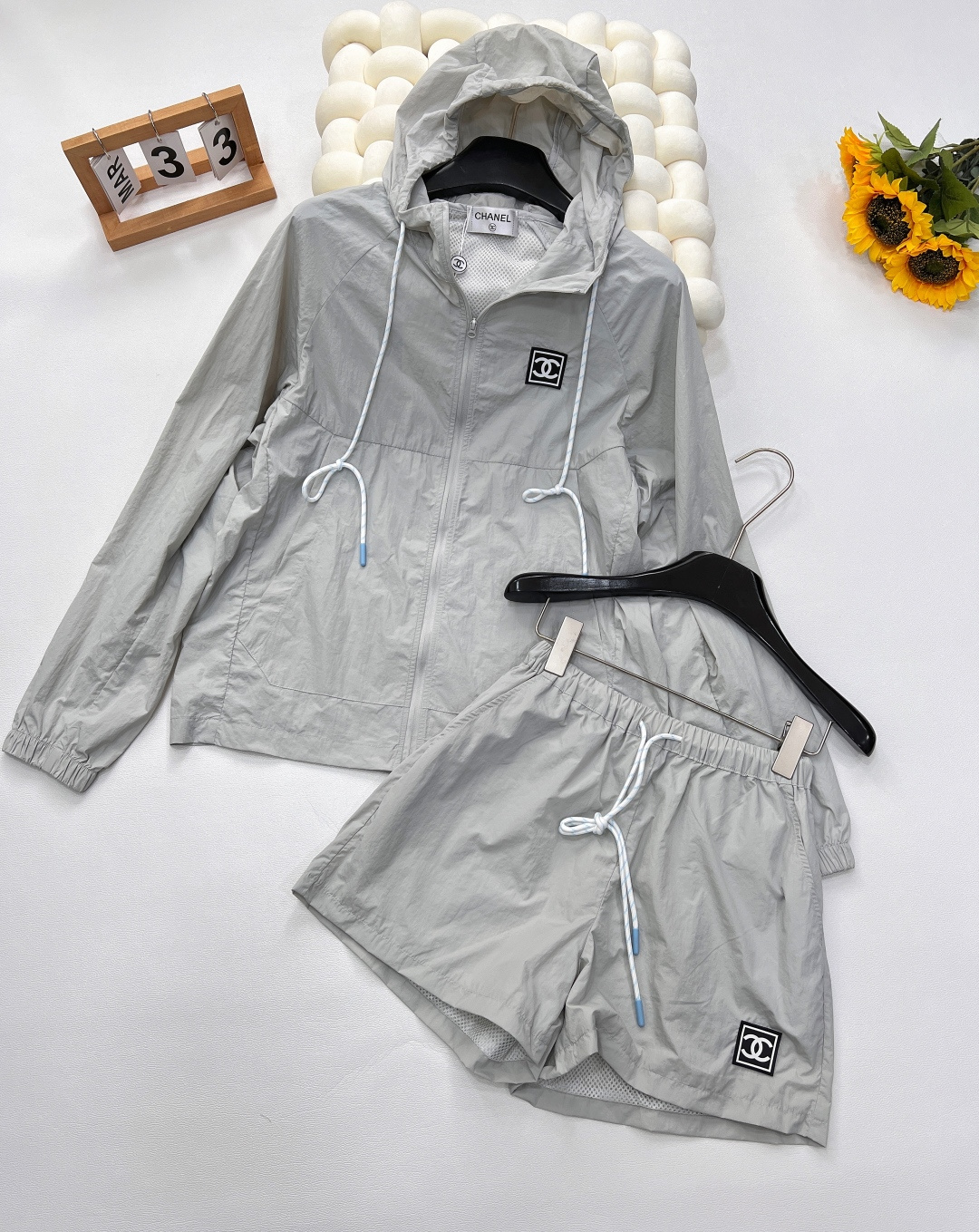 NO:607079,CHANEL logo patch stitching small fragrance casual sports sun protection suit. The body is made of splicing design and logo patch patch, which increases the sense of style ~ Full sense of design. Iconic CHANEL logo patch. Integrate haute couture fragrance style into casual sports design. Collision of splicing aesthetics, low-key interpretation of high-end sense. The shorts are high-waisted and elastic, modify the waist, and can adapt to the waist size. The zippered sun protection jacket is made into a loose version, covering the flesh and making you slim~  Such a set saves you a lot of matching worries when going out, it is relaxed and has a sense of style!  The material is light and thin, keeping the upper body comfortable. The spliced ​​design has rich layers, is simple and elegant, and looks good when worn. If you don’t want to dress up too much when you go out every day, a simple jacket + shorts + sunglasses will be fine!  A young girl with a sporty style. Size sml code X, chanel, shorts, jackets & coats, alexander wang19860909CHANEL logo章仔拼接小香风休闲运动防晒套装 衣身上做有拼接设计加上logo章仔贴片,增加造型感～设计感十足 标志性CHANEL logo章仔.将高定小香风融入休闲运动设计.  拼接美学碰撞,低调诠释高级感.  短裤高腰松紧,修饰腰身,自适应腰围大小 拉链防晒外套是做了宽松的一个版型,遮肉显瘦～ 这样一套出门省去不少搭配烦恼,轻松又有腔调感！材质轻薄,保持着上身的舒适感 拼接设计,层次感丰富,简洁大气,穿起来就很好看 日常出门不想过多装扮,简单的外套＋短裤＋墨镜就ok了！运动风十足的青春少女呀 尺码sml 编码X,,chanel,shorts,jackets & coats,alexander wang,Women's clothing