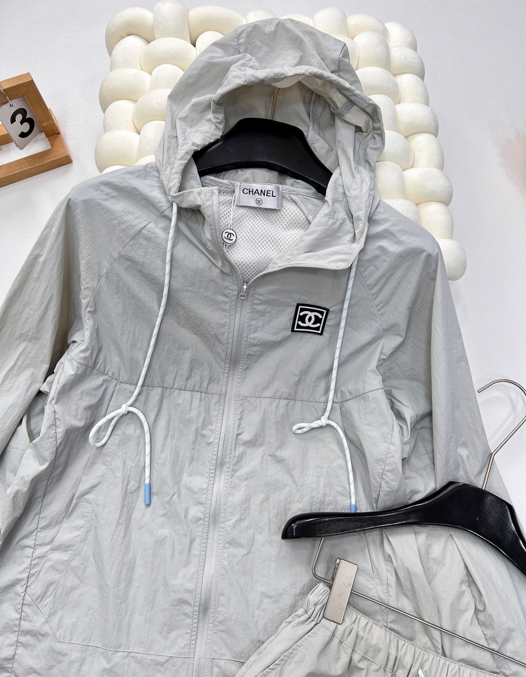 🆕 CHANEL logo章仔拼接小香风休闲运动防晒套装衣身上做有拼接设计加上logo章仔贴片，增加造型