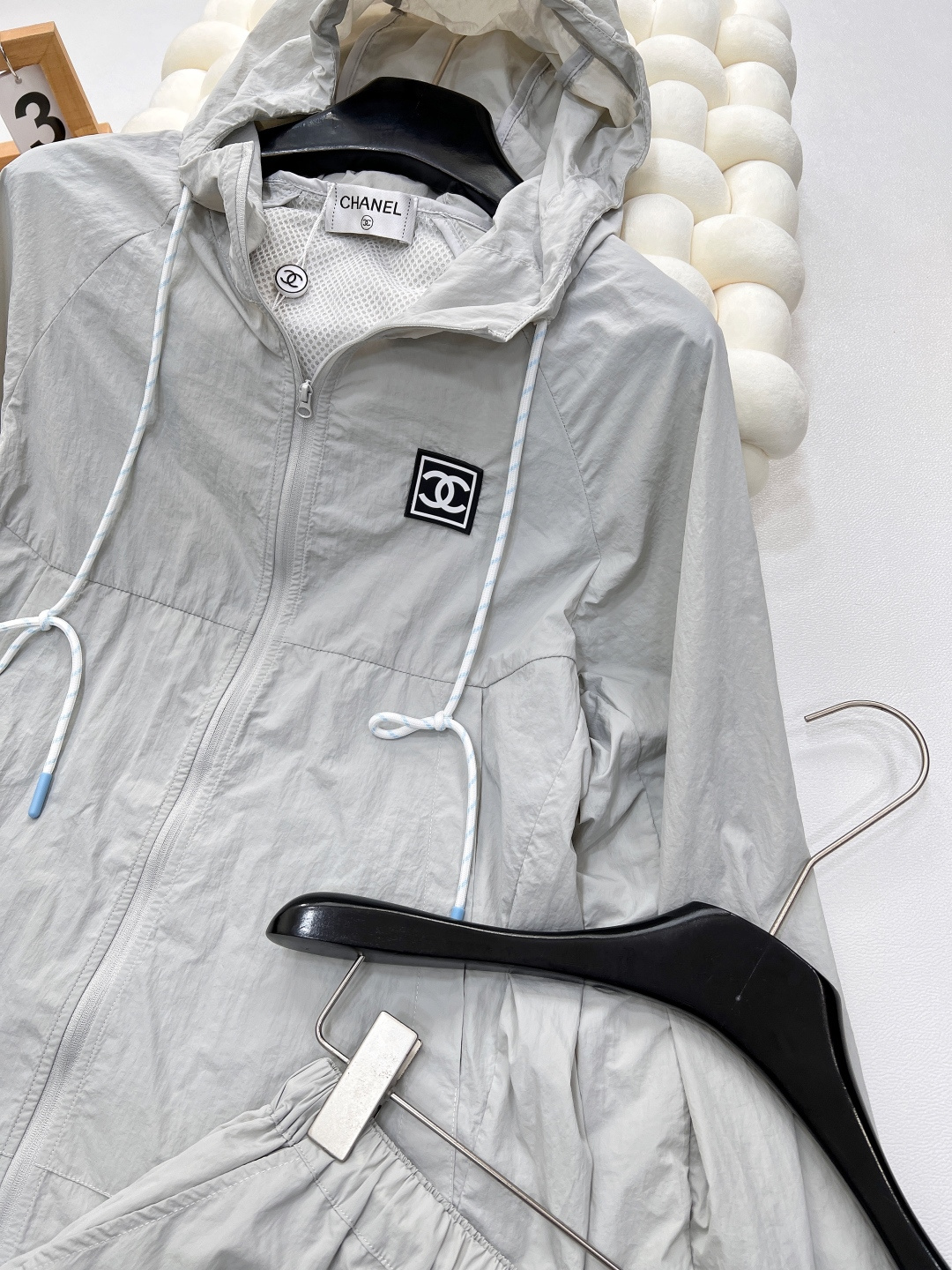 🆕 CHANEL logo章仔拼接小香风休闲运动防晒套装衣身上做有拼接设计加上logo章仔贴片，增加造型