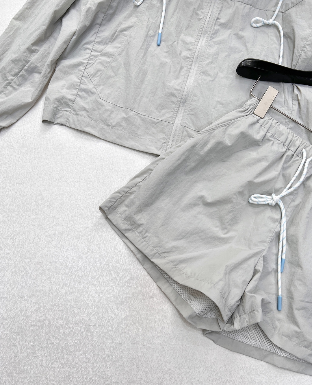 🆕 CHANEL logo章仔拼接小香风休闲运动防晒套装衣身上做有拼接设计加上logo章仔贴片，增加造型