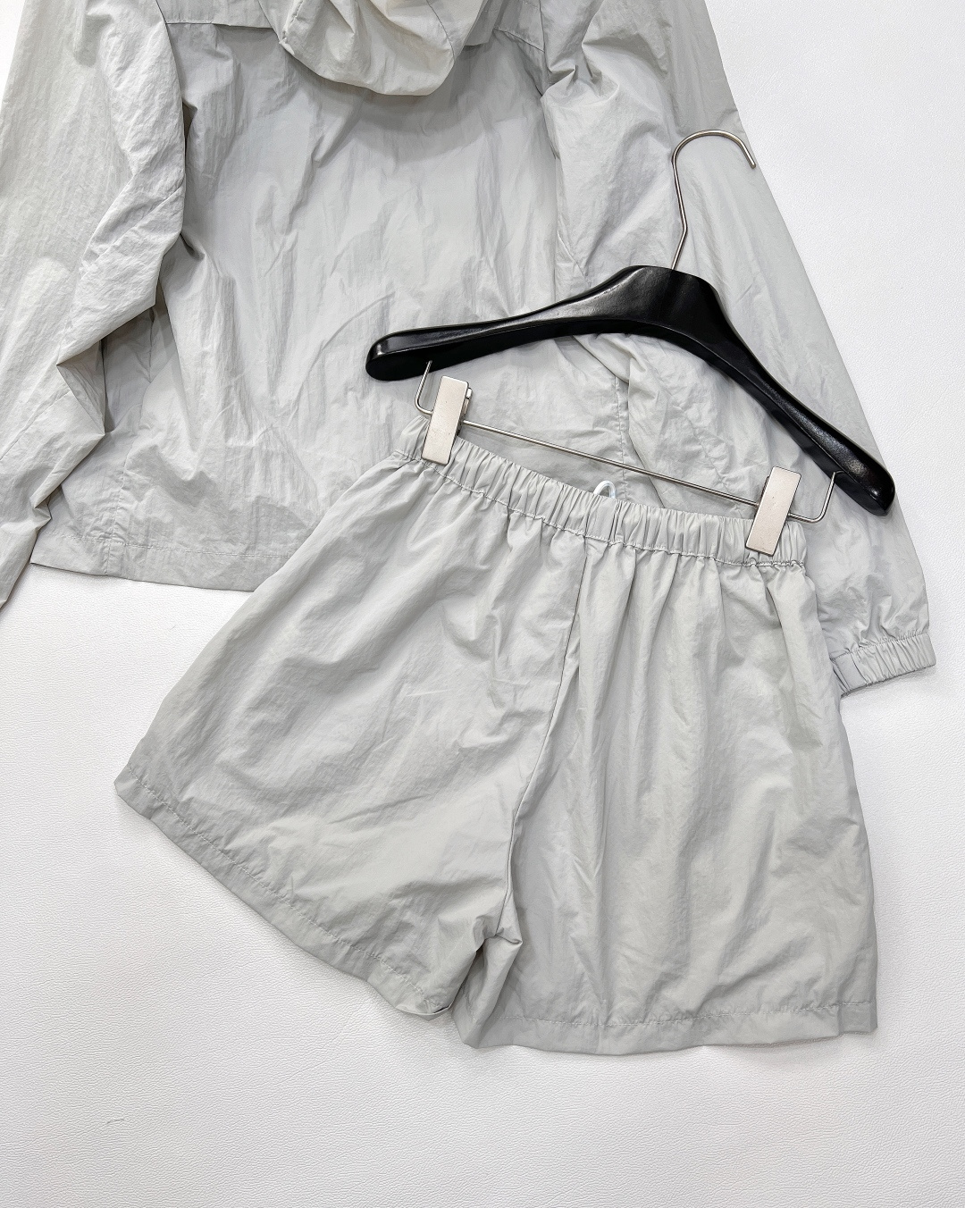 🆕 CHANEL logo章仔拼接小香风休闲运动防晒套装衣身上做有拼接设计加上logo章仔贴片，增加造型