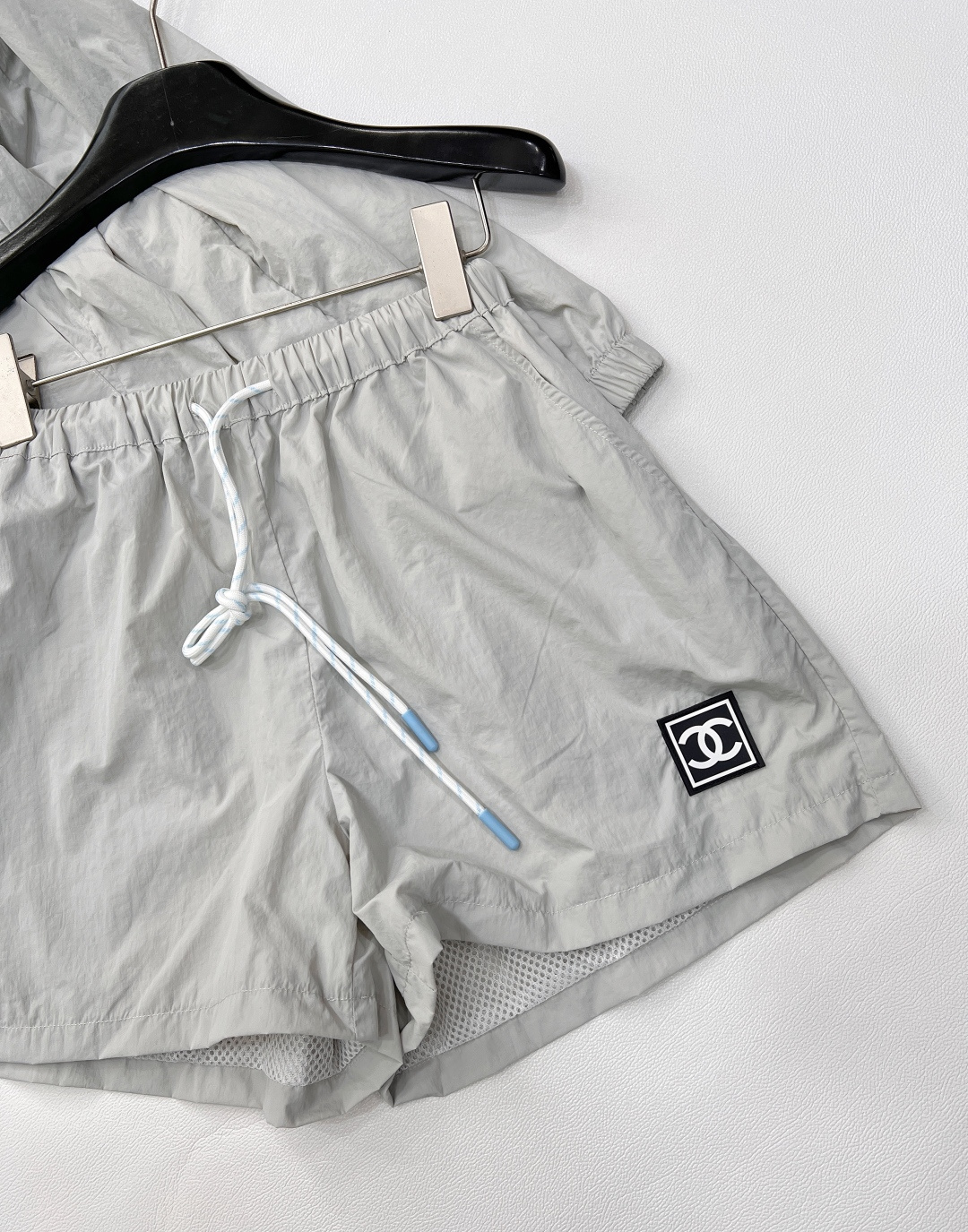 🆕 CHANEL logo章仔拼接小香风休闲运动防晒套装衣身上做有拼接设计加上logo章仔贴片，增加造型