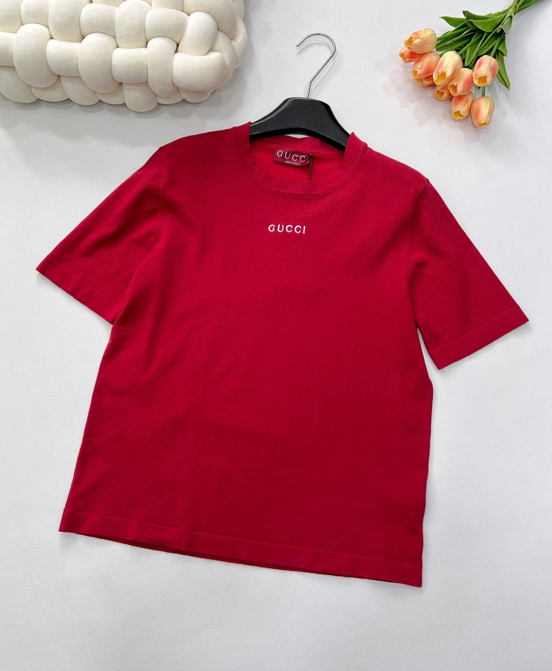 NO:608001,GUCCI's new woolen short sleeves with letter embroidery on the chest perfectly combine classics and fashion. The exquisite letter embroidery on the chest highlights luxury and taste. The soft woolen fabric is comfortable and skin-friendly, suitable for light wear in spring and summer. Whether it is daily leisure or fashion gatherings, this short sleeve can add a unique elegance and personality to you. The exquisite and elegant contrasting letter embroidery details are luxurious. The comfortable and lightweight woolen fabric is soft and breathable, and has an excellent wearing feel.  Fashionable, versatile and simple design, easy to match with various bottoms, showing a variety of styles. Casual and casual, suitable for daily wear, easily create a lazy fashion style. Whether you are going out or at a party, this woolen short-sleeve can make you the center of attention, and can easily control various occasions. Same style for men and women!  Size sml code G,,gucci,T-shirt,alexander wang19860909GUCCI新款胸前字母刺绣毛织短袖 将经典与时尚完美融合.精致胸前字母刺绣,彰显奢华与品味.柔软的毛织面料,舒适亲肤,适合春夏季节的轻盈穿着.无论是日常休闲还是时尚聚会,这款短袖都能为你增添一份独特的优雅与个性. 精致优雅撞色字母刺绣细节处尽显奢华. 舒适轻盈毛织面料柔软透气,穿着感极佳. 时尚百搭简约设计,轻松搭配各种下装,展现多样风格. 休闲随性适合日常穿搭,轻松打造慵懒时尚风. 无论是出街还是聚会,这款毛织短袖都能让你成为焦点,轻松驾驭各种场合.男女同款！ 尺码sml 编码G,,gucci,T-shirt,alexander wang,Women's clothing