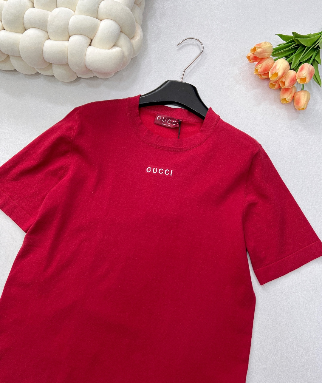 🆕 GUCCI新款胸前字母刺绣毛织短袖将经典与时尚完美融合。精致胸前字母刺绣🪡，彰显奢华与品味。柔软的毛