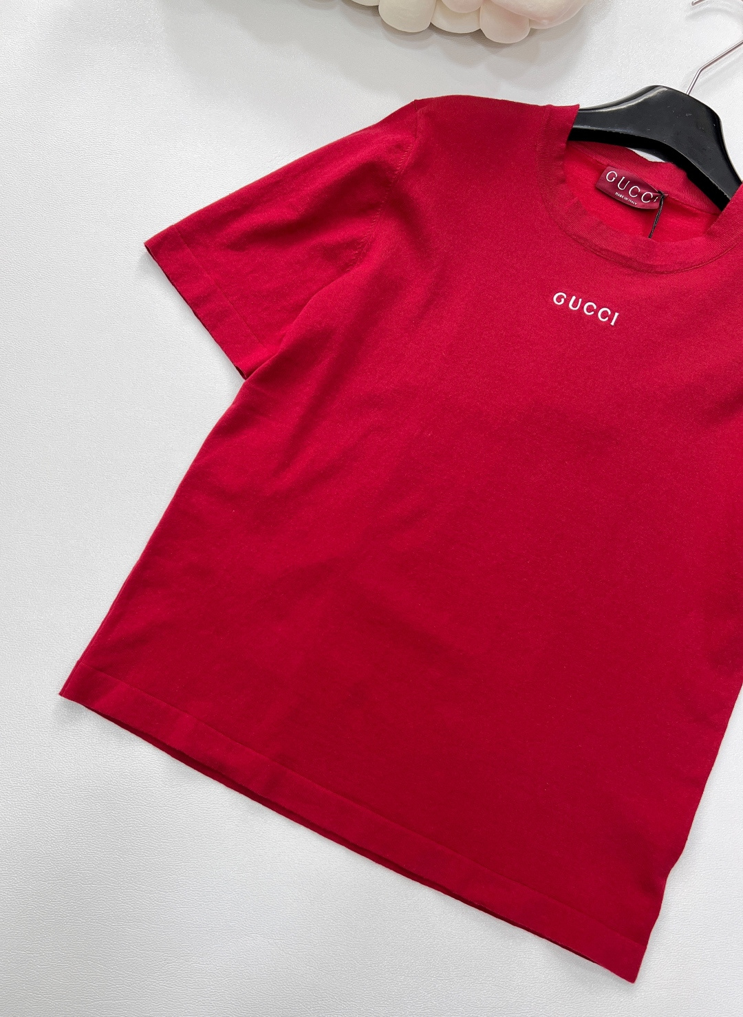 🆕 GUCCI新款胸前字母刺绣毛织短袖将经典与时尚完美融合。精致胸前字母刺绣🪡，彰显奢华与品味。柔软的毛