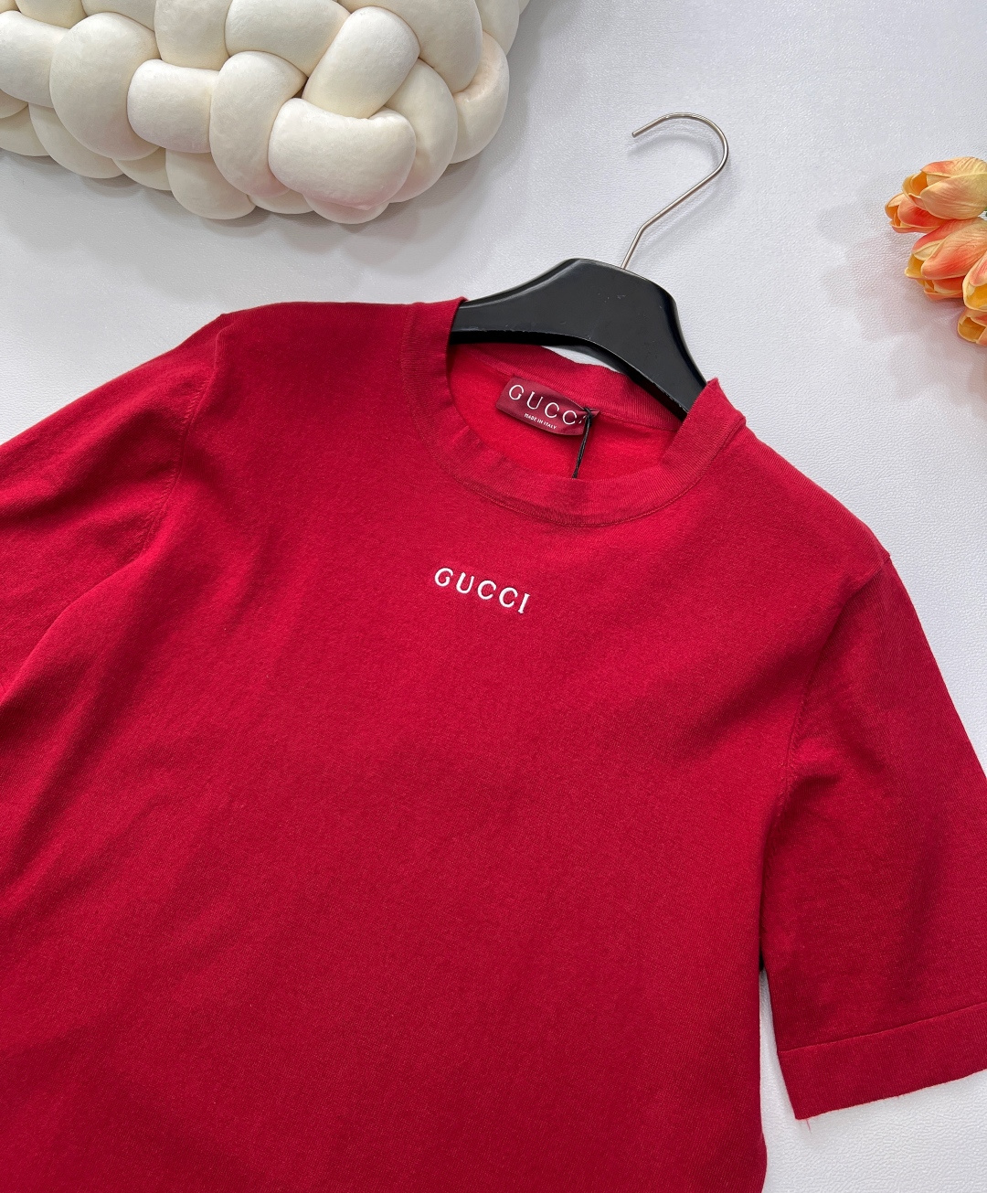 🆕 GUCCI新款胸前字母刺绣毛织短袖将经典与时尚完美融合。精致胸前字母刺绣🪡，彰显奢华与品味。柔软的毛