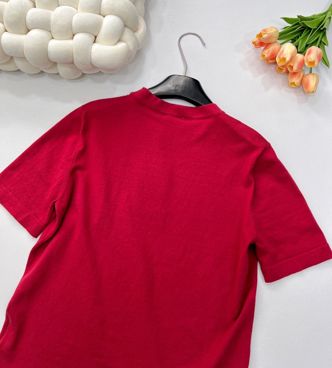 🆕 GUCCI新款胸前字母刺绣毛织短袖将经典与时尚完美融合。精致胸前字母刺绣🪡，彰显奢华与品味。柔软的毛