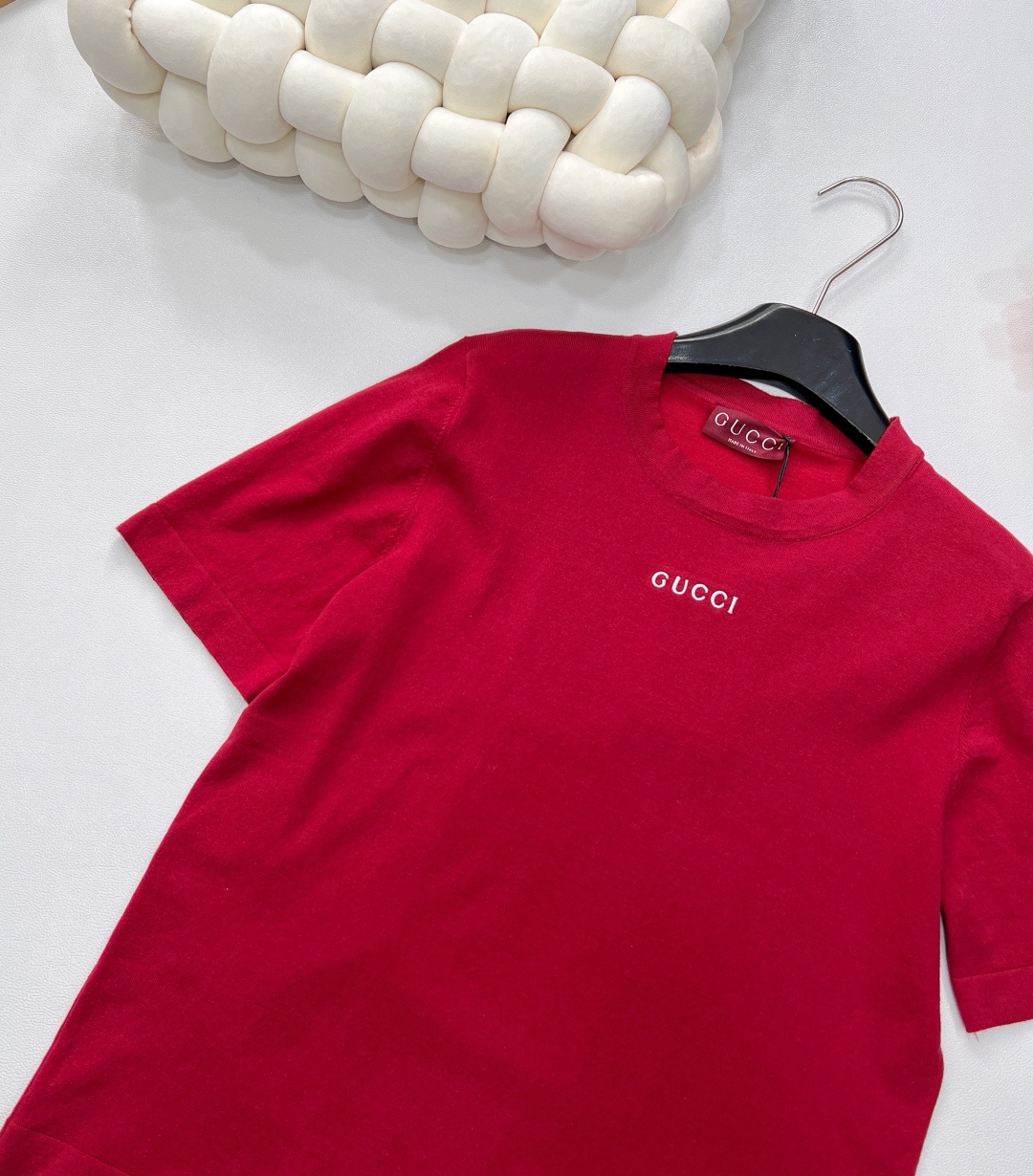 🆕 GUCCI新款胸前字母刺绣毛织短袖将经典与时尚完美融合。精致胸前字母刺绣🪡，彰显奢华与品味。柔软的毛