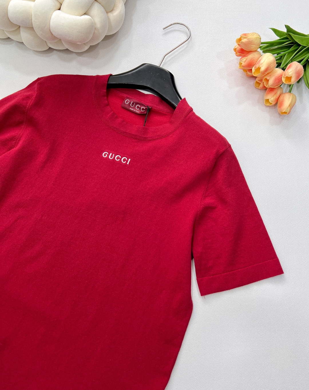 🆕 GUCCI新款胸前字母刺绣毛织短袖将经典与时尚完美融合。精致胸前字母刺绣🪡，彰显奢华与品味。柔软的毛