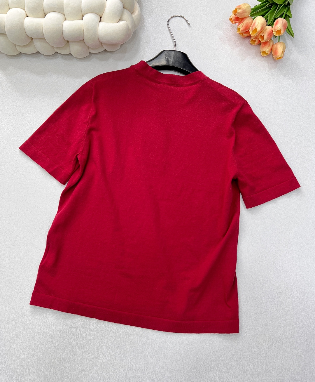 🆕 GUCCI新款胸前字母刺绣毛织短袖将经典与时尚完美融合。精致胸前字母刺绣🪡，彰显奢华与品味。柔软的毛