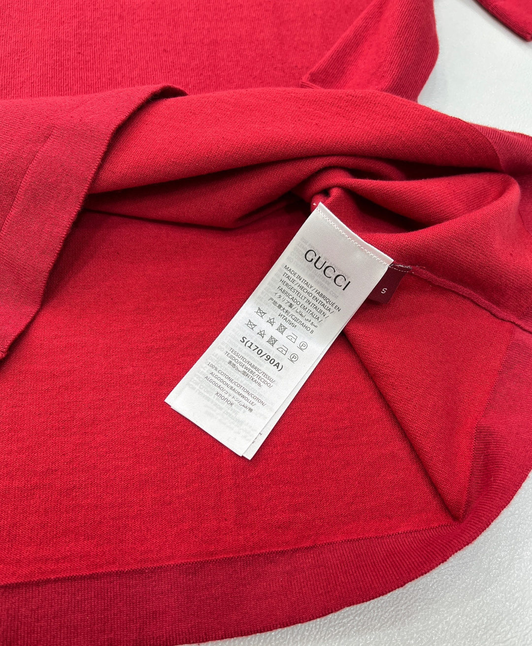 🆕 GUCCI新款胸前字母刺绣毛织短袖将经典与时尚完美融合。精致胸前字母刺绣🪡，彰显奢华与品味。柔软的毛