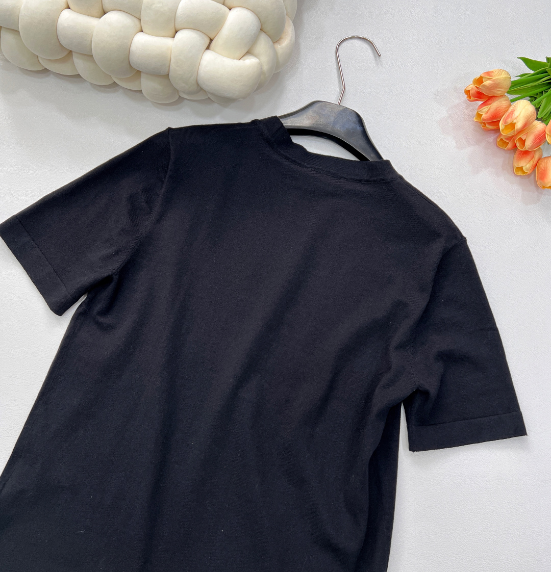 🆕 GUCCI新款胸前字母刺绣毛织短袖将经典与时尚完美融合。精致胸前字母刺绣🪡，彰显奢华与品味。柔软的毛