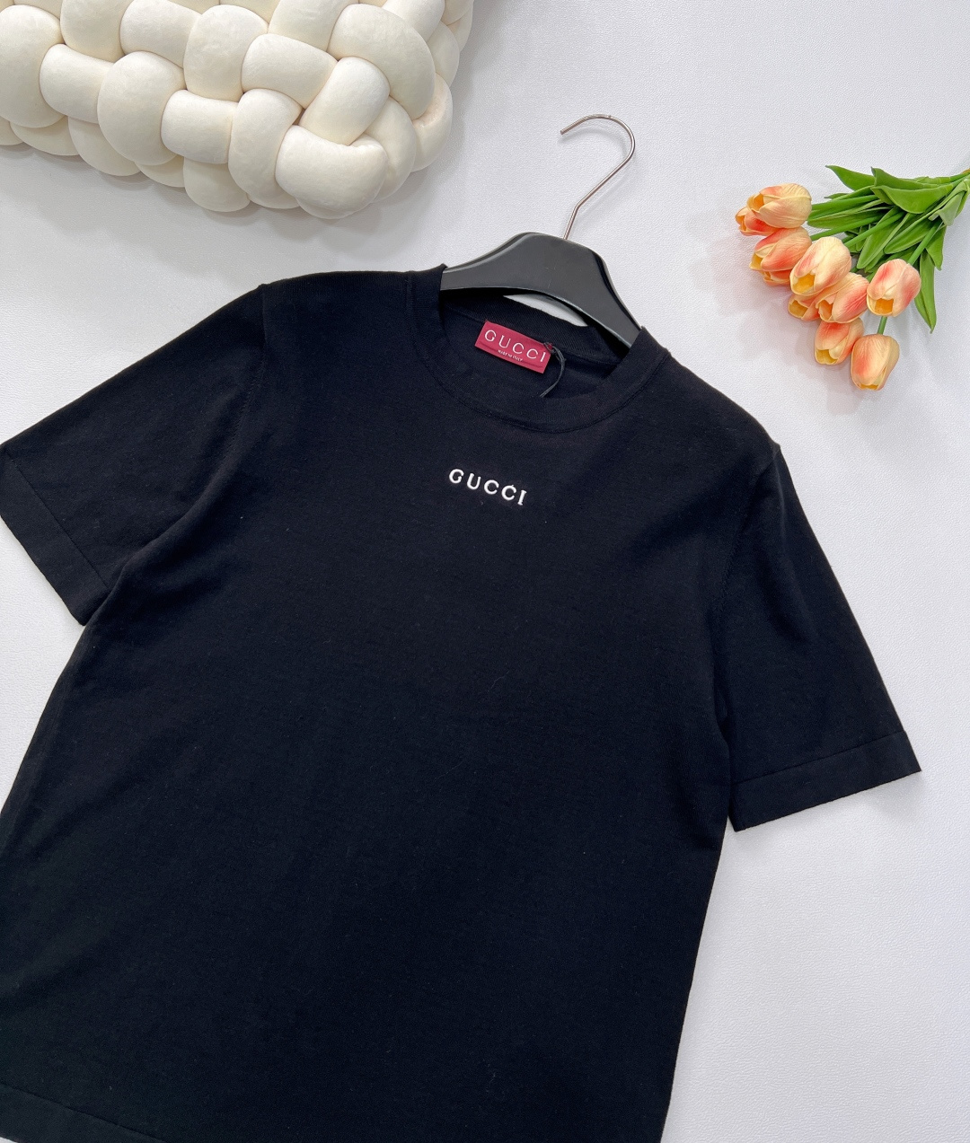 🆕 GUCCI新款胸前字母刺绣毛织短袖将经典与时尚完美融合。精致胸前字母刺绣🪡，彰显奢华与品味。柔软的毛