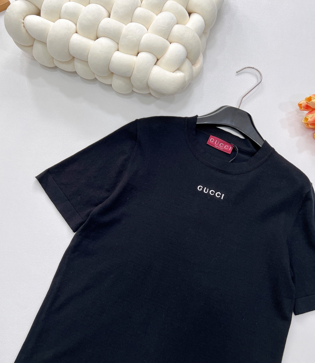 🆕 GUCCI新款胸前字母刺绣毛织短袖将经典与时尚完美融合。精致胸前字母刺绣🪡，彰显奢华与品味。柔软的毛