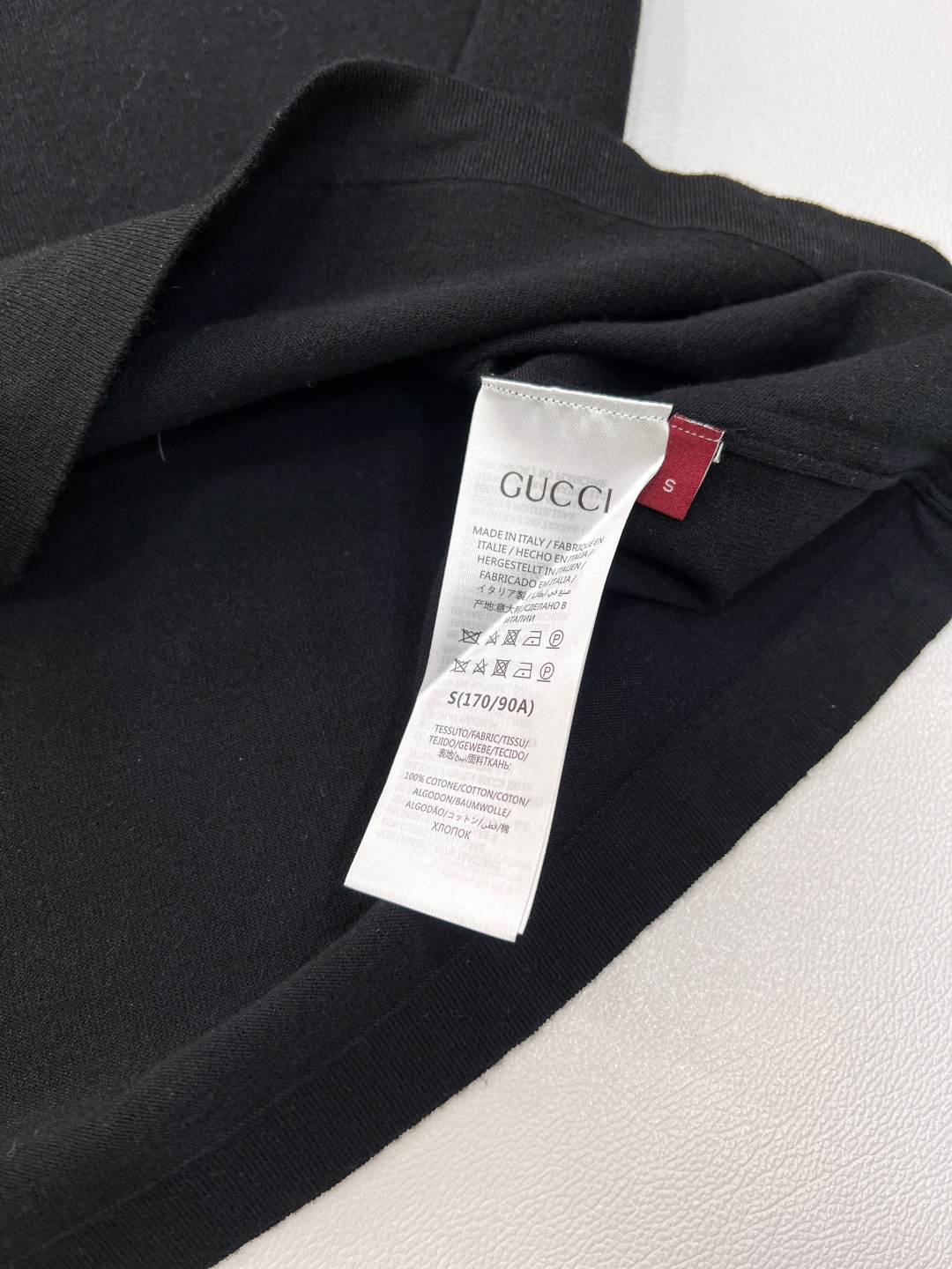 🆕 GUCCI新款胸前字母刺绣毛织短袖将经典与时尚完美融合。精致胸前字母刺绣🪡，彰显奢华与品味。柔软的毛