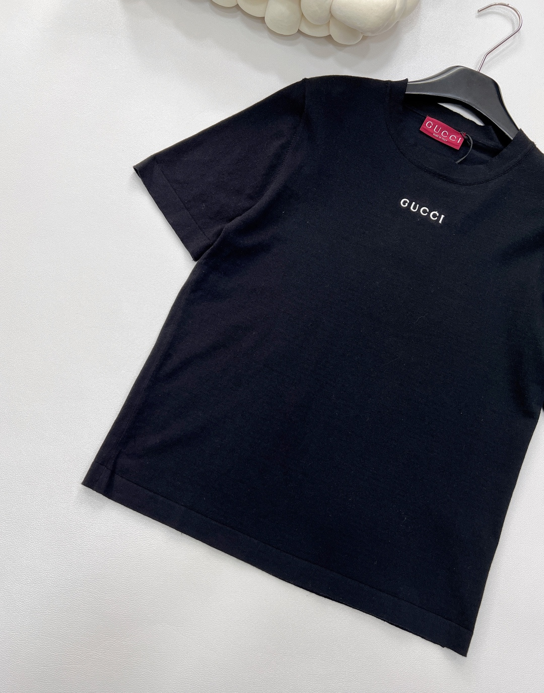 🆕 GUCCI新款胸前字母刺绣毛织短袖将经典与时尚完美融合。精致胸前字母刺绣🪡，彰显奢华与品味。柔软的毛