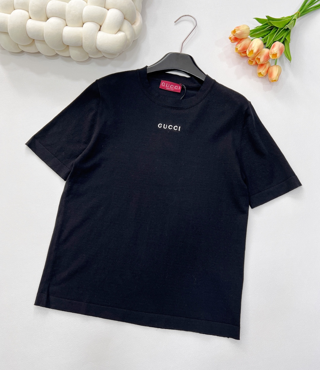 🆕 GUCCI新款胸前字母刺绣毛织短袖将经典与时尚完美融合。精致胸前字母刺绣🪡，彰显奢华与品味。柔软的毛