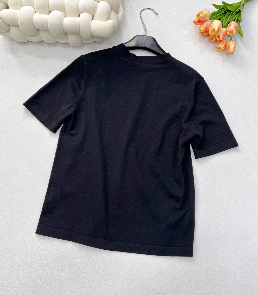 🆕 GUCCI新款胸前字母刺绣毛织短袖将经典与时尚完美融合。精致胸前字母刺绣🪡，彰显奢华与品味。柔软的毛