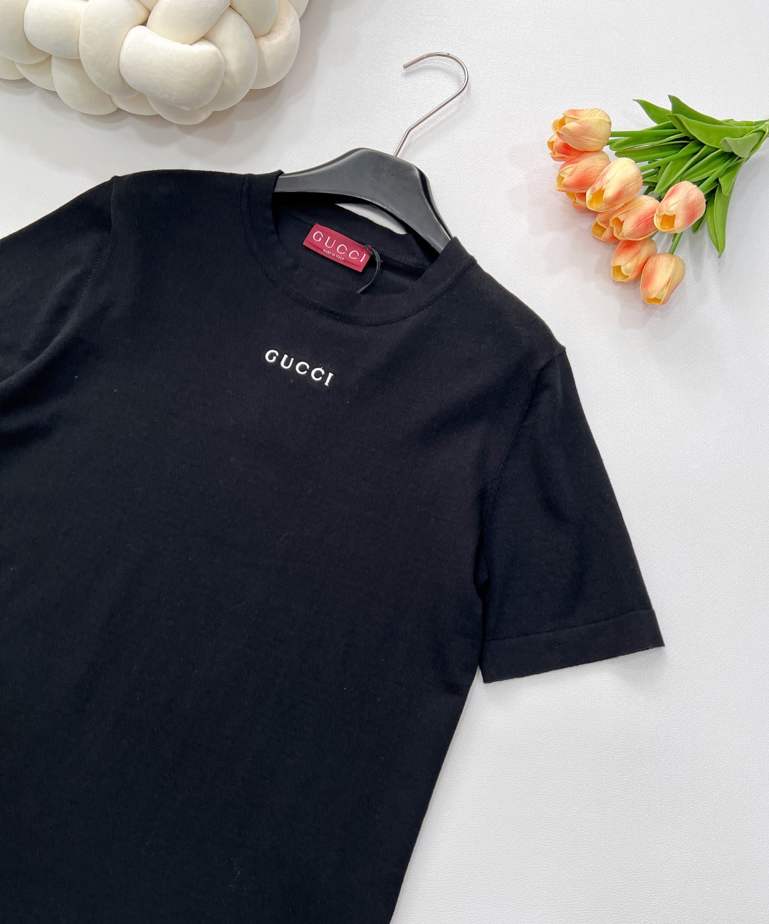 🆕 GUCCI新款胸前字母刺绣毛织短袖将经典与时尚完美融合。精致胸前字母刺绣🪡，彰显奢华与品味。柔软的毛