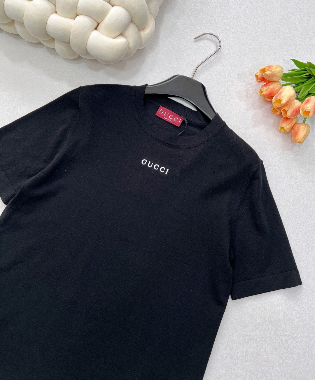 🆕 GUCCI新款胸前字母刺绣毛织短袖将经典与时尚完美融合。精致胸前字母刺绣🪡，彰显奢华与品味。柔软的毛