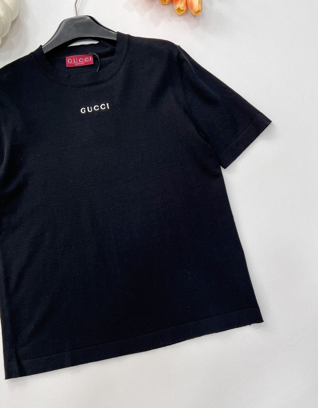 🆕 GUCCI新款胸前字母刺绣毛织短袖将经典与时尚完美融合。精致胸前字母刺绣🪡，彰显奢华与品味。柔软的毛