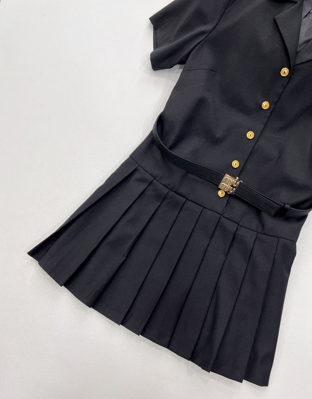 🆕Miumiu25Ss早春新款腰带短袖翻领连衣裙丨⚠独家yb开发！高版出品！进口西装材质 肌理明显 质感