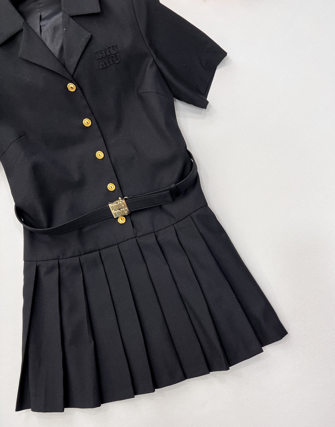 🆕Miumiu25Ss早春新款腰带短袖翻领连衣裙丨⚠独家yb开发！高版出品！进口西装材质 肌理明显 质感