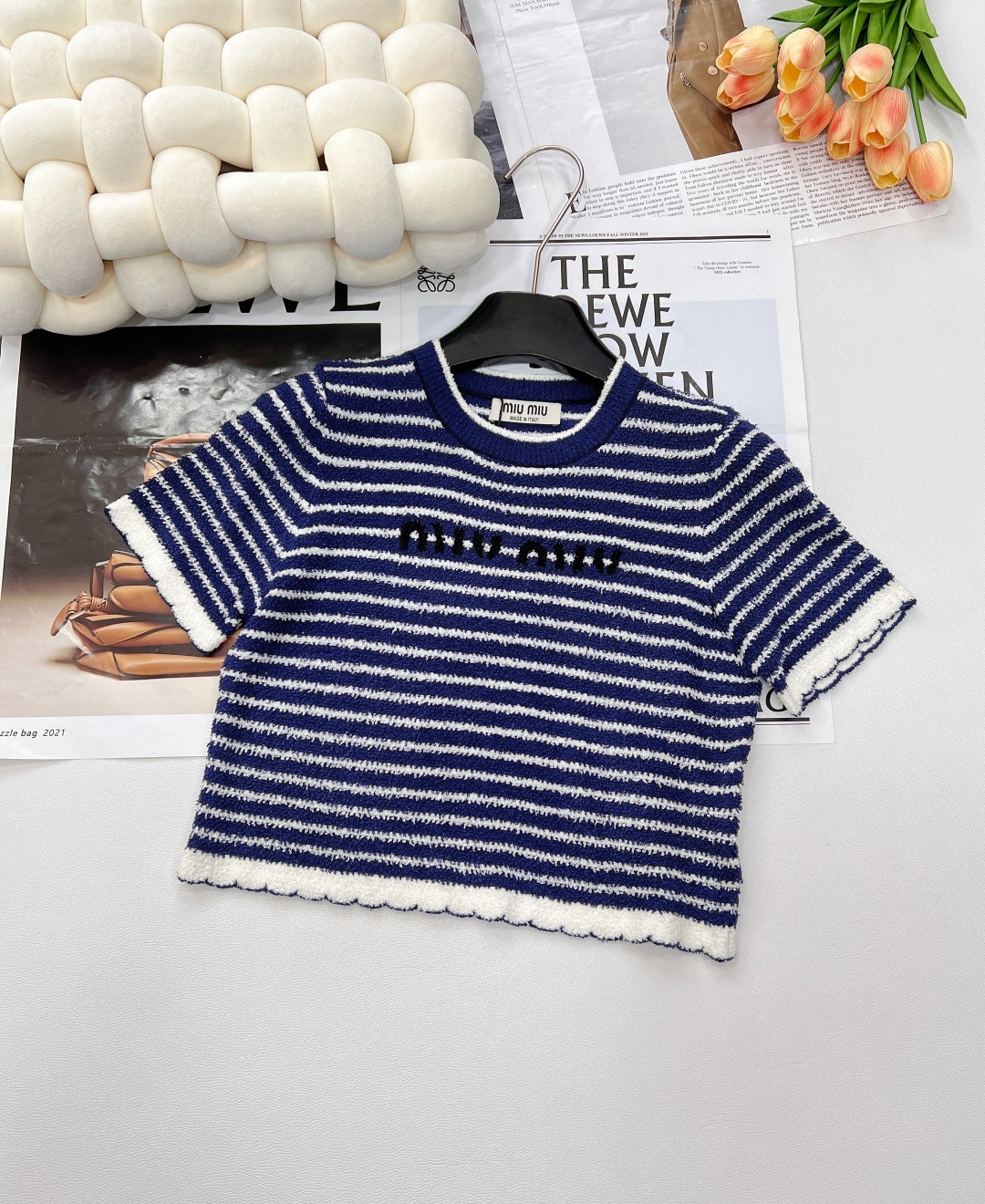 NO:608893,MiuMiu's new original single-height version exclusively debuts the new spring and summer striped letter jacquard knitted short-sleeved skirt!  The wool and cashmere yarn blend is comfortable and breathable. Super cute little short label design!  Girly style, age-reducing elegance without losing sweetness!  The original custom-made slim-fitting short version is versatile and doesn’t pick anyone’s upper body, so you don’t want it!  The quality of workmanship depends on the details!  The blue and white stripes all over the body collide to create a sense of layering. The cuffs are wavy and hemmed, and the chest is embellished with brand letters. Get rid of the monotony. This atmospheric knitted suit has a fashionable upper body and a light color scheme. It is recommended to buy a set and buy it alone!  Size sml tops,,miumiu,skirts,T-shirt,alexander wang19860909MiuMiu新原单高版本独家首发春夏新款条纹字母提花针织短袖半裙！羊毛羊绒纱线混纺质感舒适,透气.超乖的小短款标签设计！少女风气质减龄优雅不失甜美！原版定制修身小短款版型百搭不挑人上身美的不要不要的！做工品质看细节！ 通体蓝白两色条纹碰撞形成层次感 袖口下摆波浪加深包边胸前饰以品牌字母点缀 摆脱单调 氛围感十足的针织套装,上身洋气时髦,好轻爽的配色,推荐一套入手,单出！ 尺码sml 上衣编,,miumiu,skirts,T-shirt,alexander wang,Women's clothing