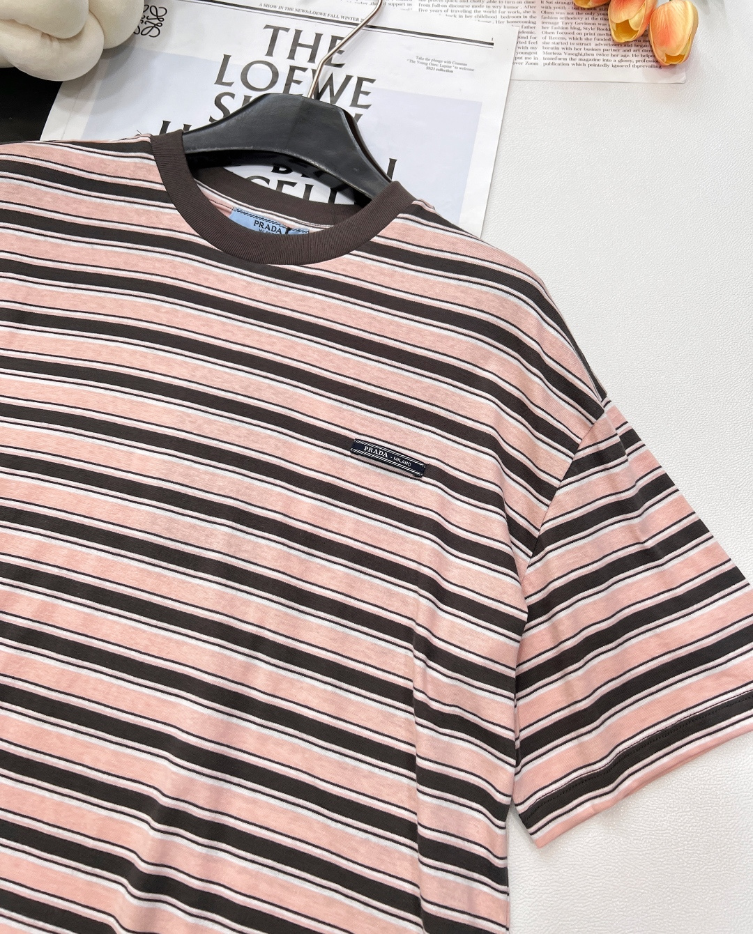 🆕Prada25Ss春夏新款撞色条纹微标宽松版短袖T恤丨高版出品！🧩简约闲适糅合复古摩登氛围 精密平纹棉