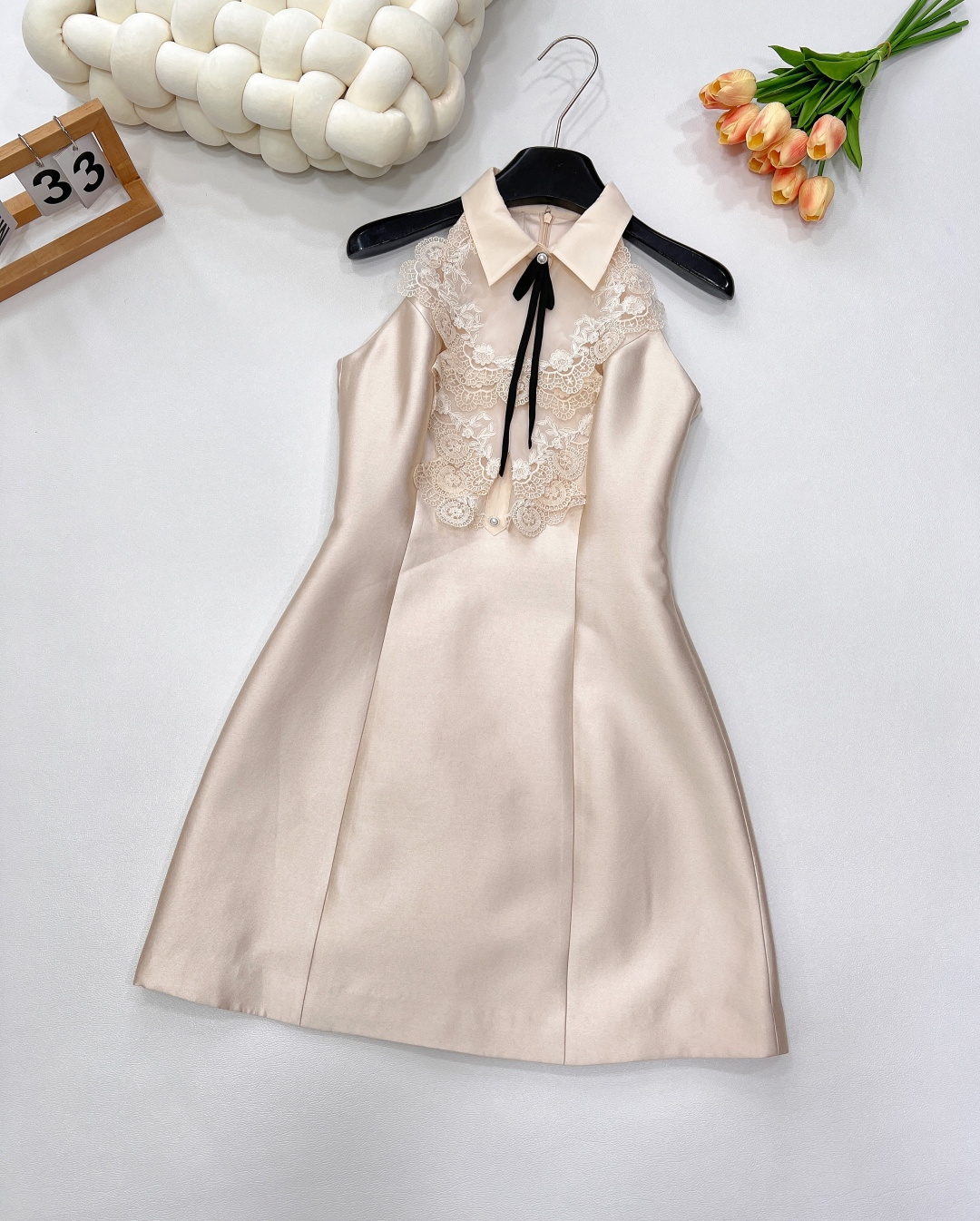 NO:753596,JORYA's new Zhao Lusi style lace collar dress, a small dress style with lace elements, elegant and fairy-like. The halter neck shape is unique and exquisite, like invisible silk threads, cleverly attracting the line of sight, modifying the neck line to be slender and soft, showing the nobility of the swan neck. Lace is the soul embellishment of the skirt, like flowers blooming in the clouds  , the delicate and complicated patterns bring an inherent romance, with overlapping layers, seeming to tell the elegance of French style. The sleeveless cut allows the arms to be freely exposed, which is both light and casual. The high-quality fabric has a full sense of drape. The version is a slim-fitting small A-hem dress with a graceful vase-like figure on the upper body; waist darts are made on the front, middle and back of the large body.  This is truly the representative piece of a wealthy daughter. Its slight luster exudes a sense of nobility and generosity. Its superior shape allows you to easily control the sophistication and perfect it. You can wear it on a date or having afternoon tea with friends for a birthday!  Size sml,,skirts,19860909JORYA新款赵露思同款蕾丝领连衣裙,小礼服样式搭配蕾丝元素,优雅又仙气.挂脖造型别致精巧,似无形的丝线,巧妙牵引视线,将颈部线条修饰得修长柔美,尽显天鹅颈的矜贵.蕾丝是裙身的灵魂点缀,如绽放于云端的花朵,细腻繁复的花纹带着与生俱来的浪漫,层层交叠,似在诉说着法式的优雅情长.无袖剪裁,让双臂自在展露,兼具轻盈与随性.上乘面料垂坠感十足.版型是修身小A摆连衣裙上身就是曼妙花瓶感身材;大身前中与后中都做了腰省 这款真的就是富家千金的代表作计从它微微光泽中就能透出高贵与大方之感版型的优越能让你轻松驾驭精致度满分出去约会或者和朋友们喝下午茶过生日都可以穿！ 尺码sml 编,,skirts,,Women's clothing