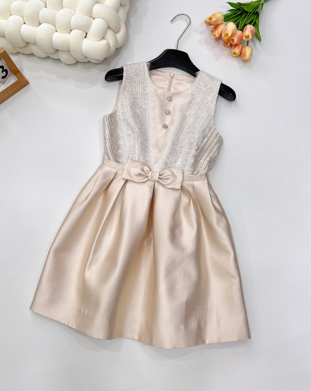 NO:753592,JORYA's new bow sleeveless dress has a delicate and elegant design. The upper part is made of lace material with rhinestone buttons, adding a sense of luxury and details; the waist bow design cleverly outlines the waistline and highlights the body proportions; the sleeveless style is suitable for warm seasons, the skirt is fluffy, and the overall style is sweet yet dignified. It is suitable for daily outings, parties, and light business occasions.  When dressing up, you can pair it with simple stiletto heels and exquisite pearl jewelry to enhance your overall temperament; when the weather is cool, wear it with a thin small suit or knitted cardigan, which not only keeps you warm but also enriches your look. Sizes: sml, high heels, skirts, business suit,19860909JORYA新款蝴蝶结无袖连衣裙,设计精致优雅.上半部分蕾丝材质搭配水钻纽扣,增添了华丽感与细节亮点 ；腰部蝴蝶结设计巧妙勾勒腰线,凸显身材比例；无袖款式适合温暖季节,裙摆蓬松,整体风格甜美又不失端庄,无论是日常出街、参加派对还是轻商务场合都很合适. 穿搭时,可以搭配简约的细跟高跟鞋和精致的珍珠首饰,提升整体气质；天气凉时,外搭一件薄款小西装或针织开衫,既保暖又能丰富造型层次. 尺码sml 编,,high heels,skirts,business suit,,Women's clothing