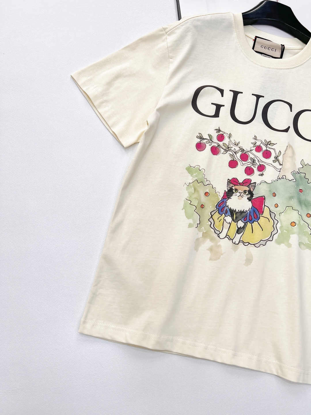 🆕 GUCCI 可爱猫咪印花短袖T恤。水彩印花可爱帅气又时髦的调调！设计感十足，干净又清爽 满满的青春活