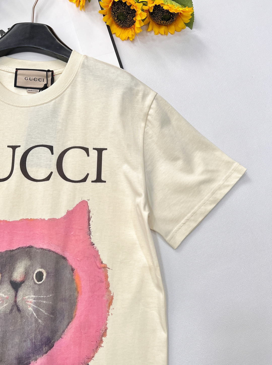 🆕 GUCCI 可爱猫咪印花短袖T恤。水彩印花可爱帅气又时髦的调调！设计感十足，干净又清爽 满满的青春活