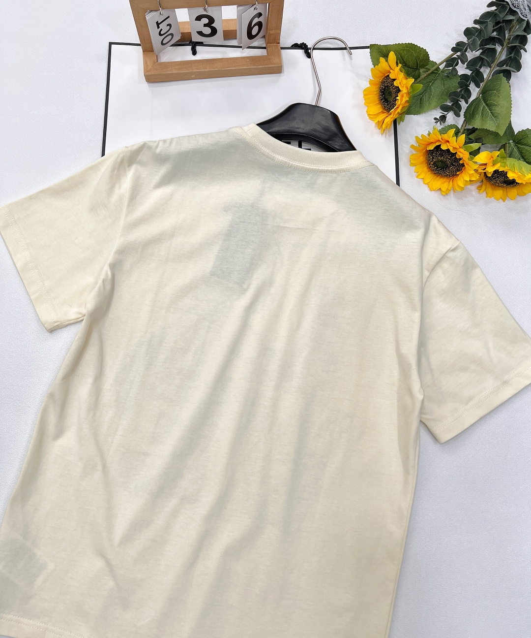 🆕 GUCCI 花朵印花短袖T恤上身休闲时尚 奇幻般的图案 带来充满想象力的时尚体验！定织定染面料 手感