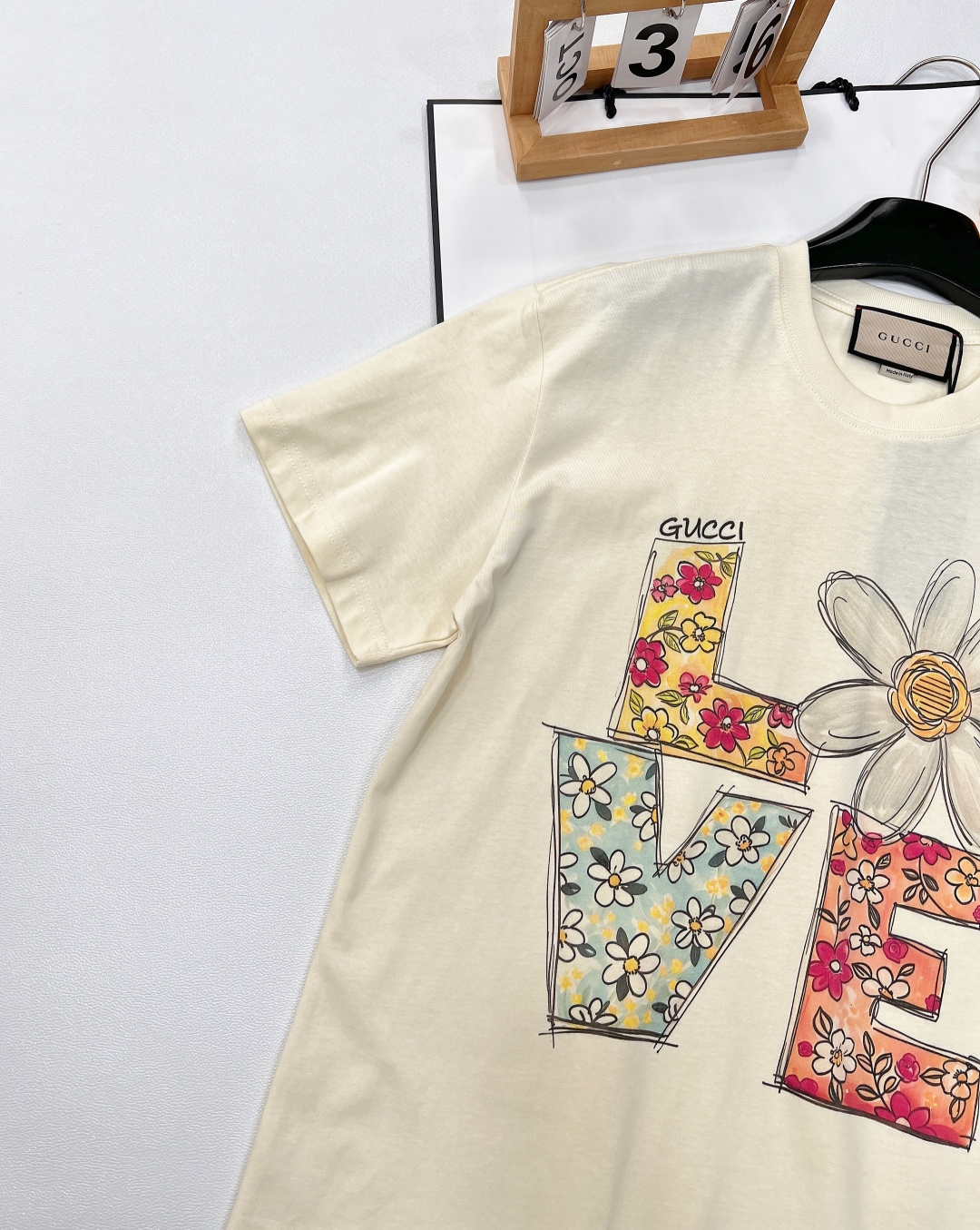 🆕 GUCCI 花朵印花短袖T恤上身休闲时尚 奇幻般的图案 带来充满想象力的时尚体验！定织定染面料 手感
